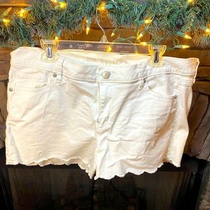 White shorts with scalloped hem, Loft, 32/14 NWOT